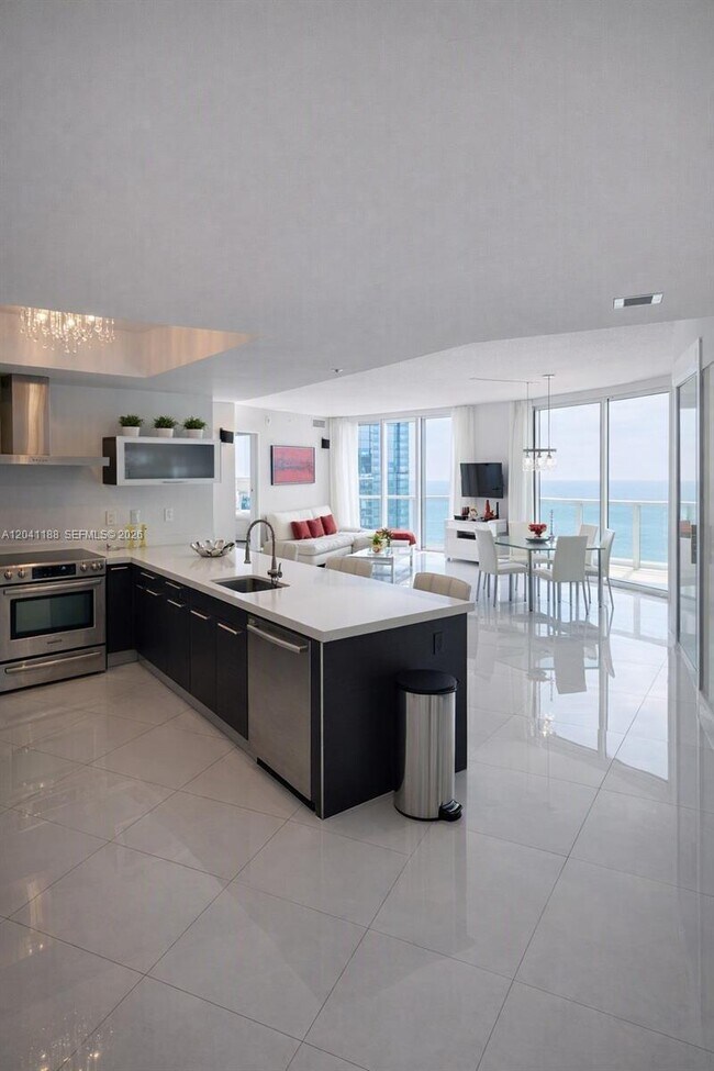 Foto del edificio - 150 Sunny Isles Blvd