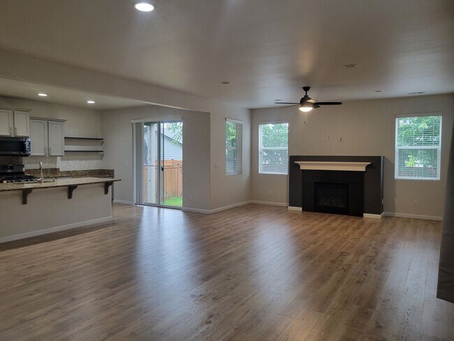 Building Photo - Great 3 bedr. with large loft in perfect l...