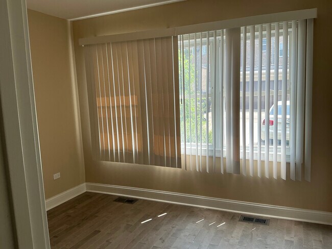 Él - 2553 W Summerdale Ave