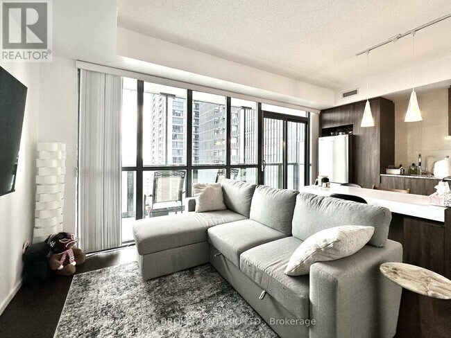 Photo du bâtiment - 101 Charles St E