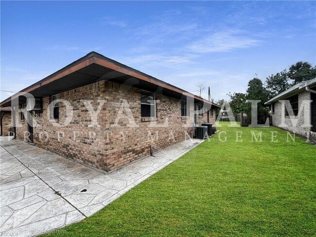 Building Photo - You Had Me at Bonita — 1Bed, 1Bathroom, w/ $400 Move-In Perk!