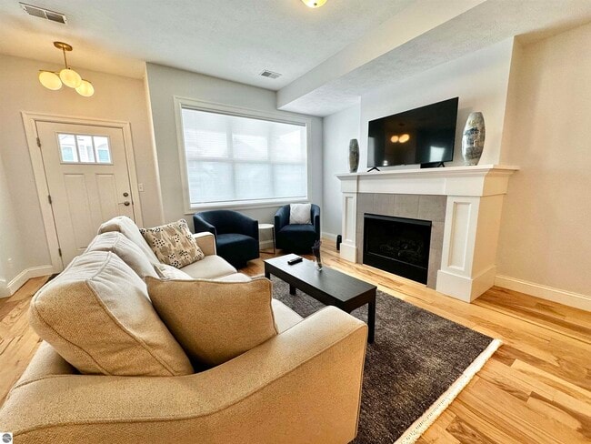 Building Photo - 982 Lake Ridge Dr