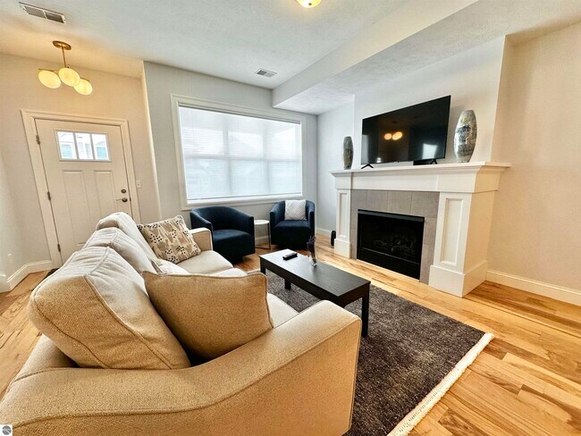 Foto del edificio - 982 Lake Ridge Dr