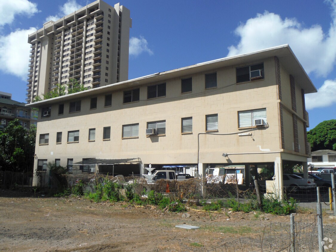 Primary Photo - 427 Kalaimoku St