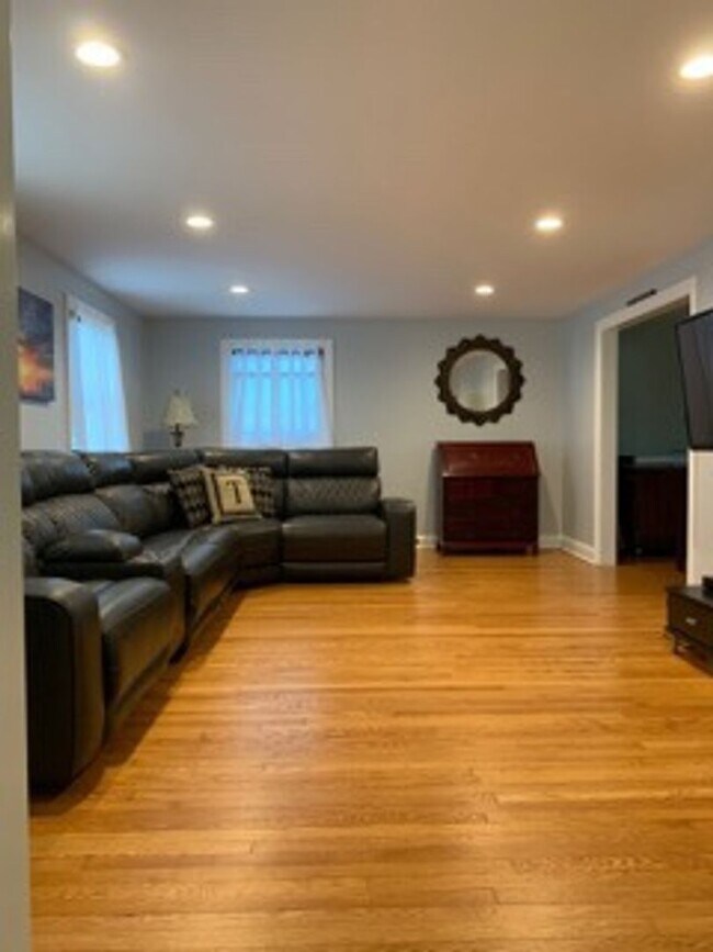 Building Photo - Single-Family Glastonbury Colonial