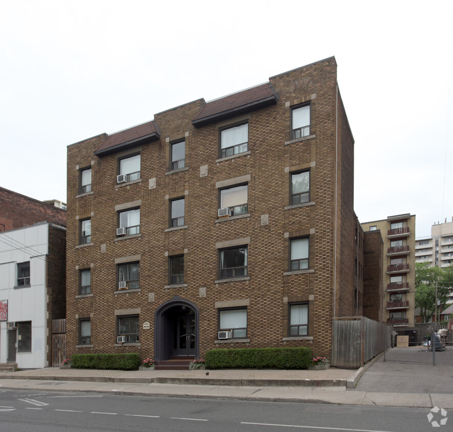 Photo du bâtiment - Bathurst & St. Clair