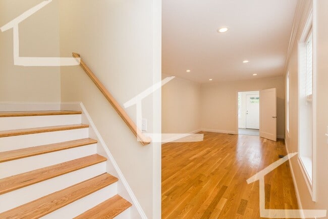 Building Photo - 9/1 Renovated 4BR/3.5BA townhouse in West ...