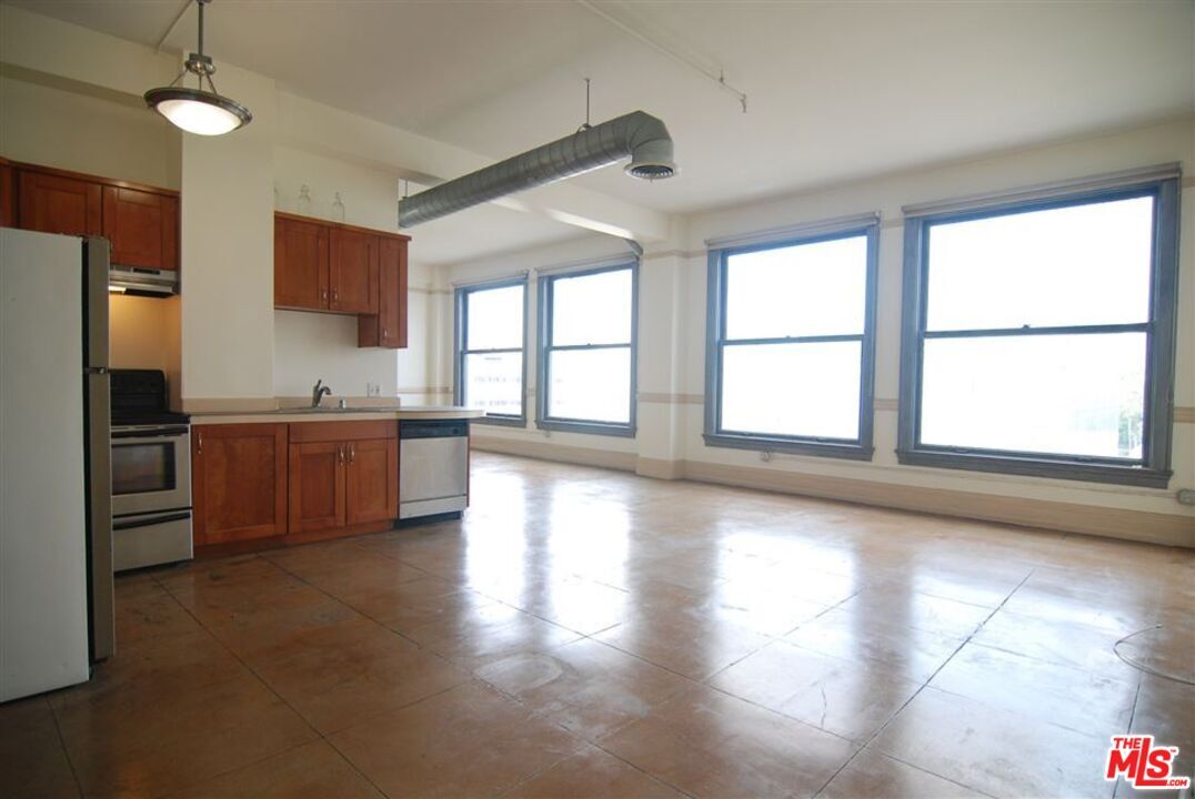Foto principal - 108 W 2nd St