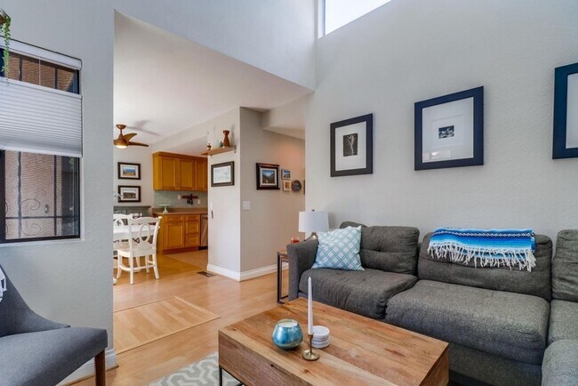Building Photo - Stunning 2 bed 2 bath top floor condo in g...
