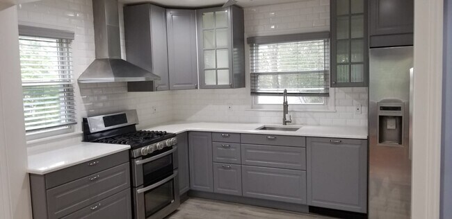 Kitchen - 104 John Pl