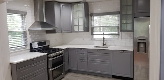 Kitchen - 104 John Pl