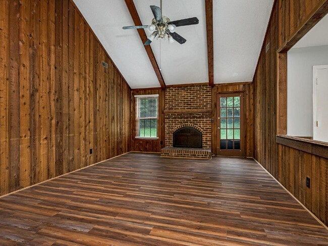 Building Photo - Cute as a button ranch home!