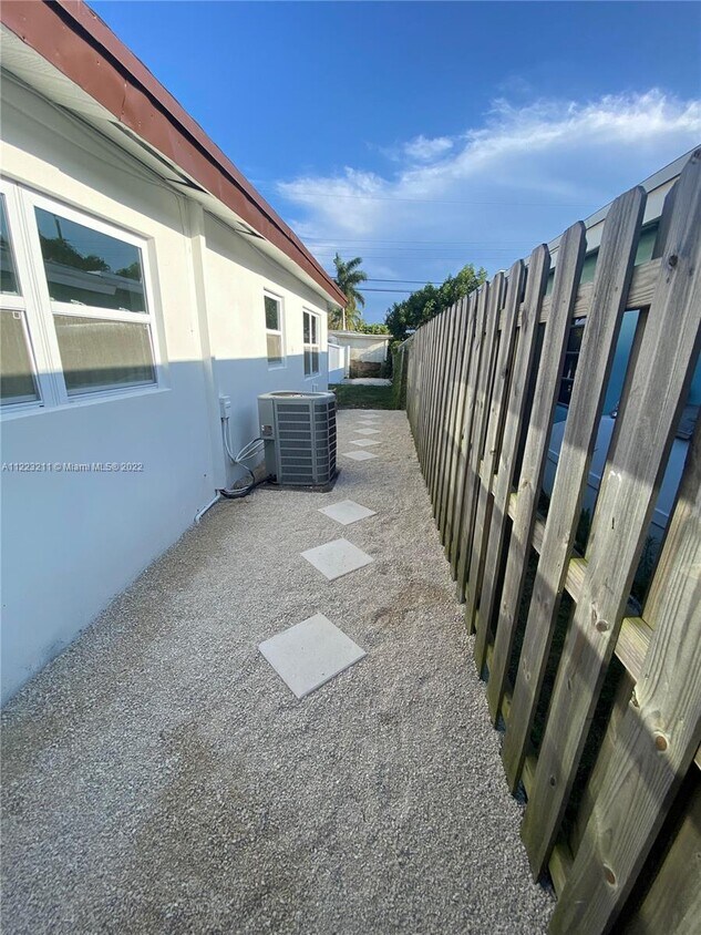 Foto del edificio - 280 NE 43rd Ct