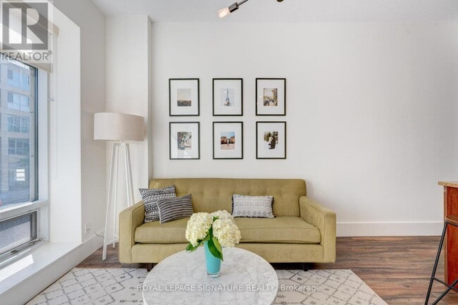 Building Photo - 500-2500 Queens Quay W