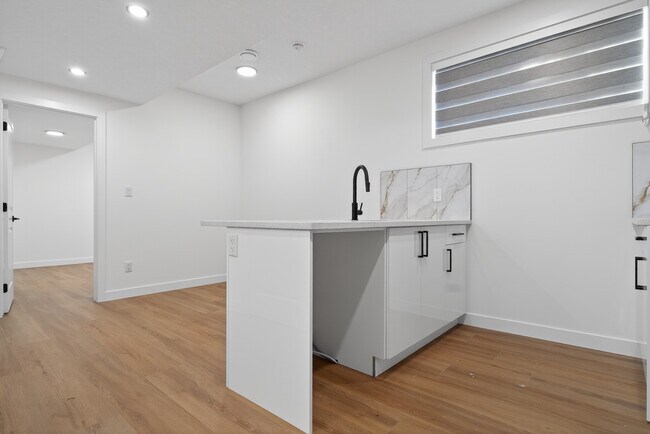 Photo du bâtiment - 13538 110a Ave NW