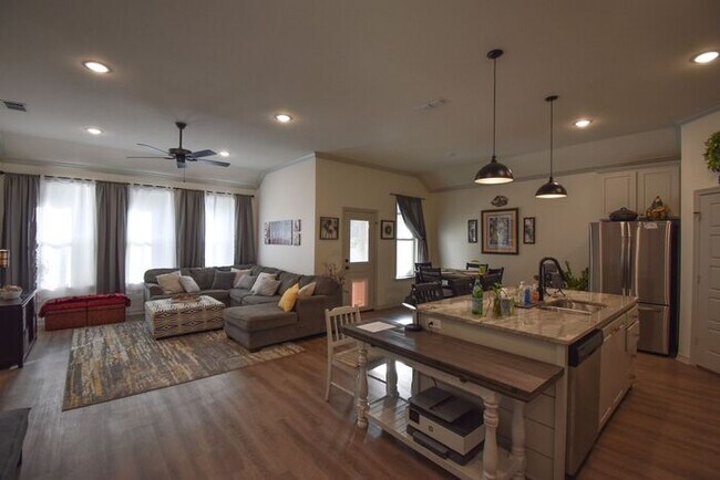 Building Photo - Available Now! Gorgeous 3 Bedroom 2 Bath i...