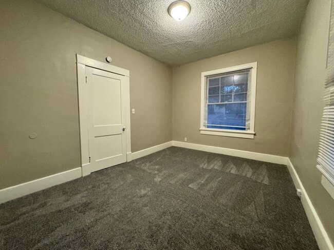 Foto del edificio - Spacious Home in Newton - 2 Bed/1 bath *Op...