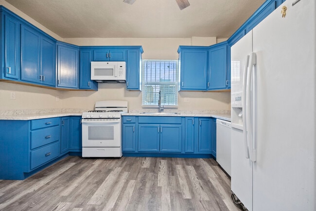 Building Photo - 3 Bed - 2 Bath