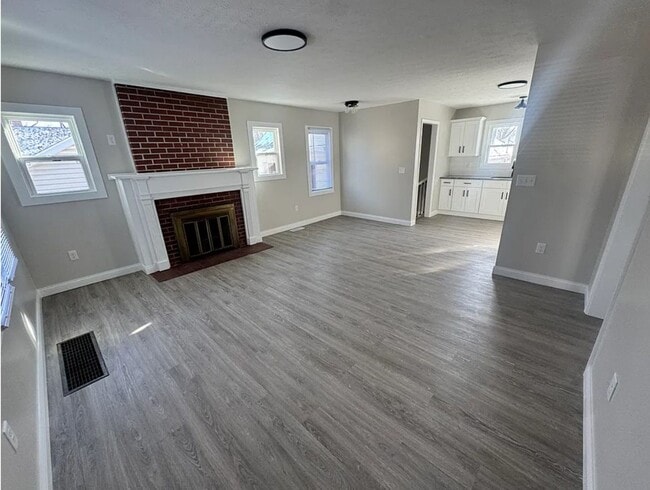 Building Photo - Fully Renovated - Walk to Campus or WL Schools!