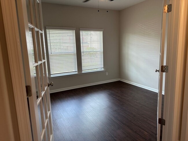 Building Photo - Available Now... 4 Bed 2.5 Bath...