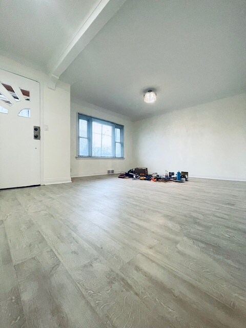 spacious livingroom - 450 Niagara St