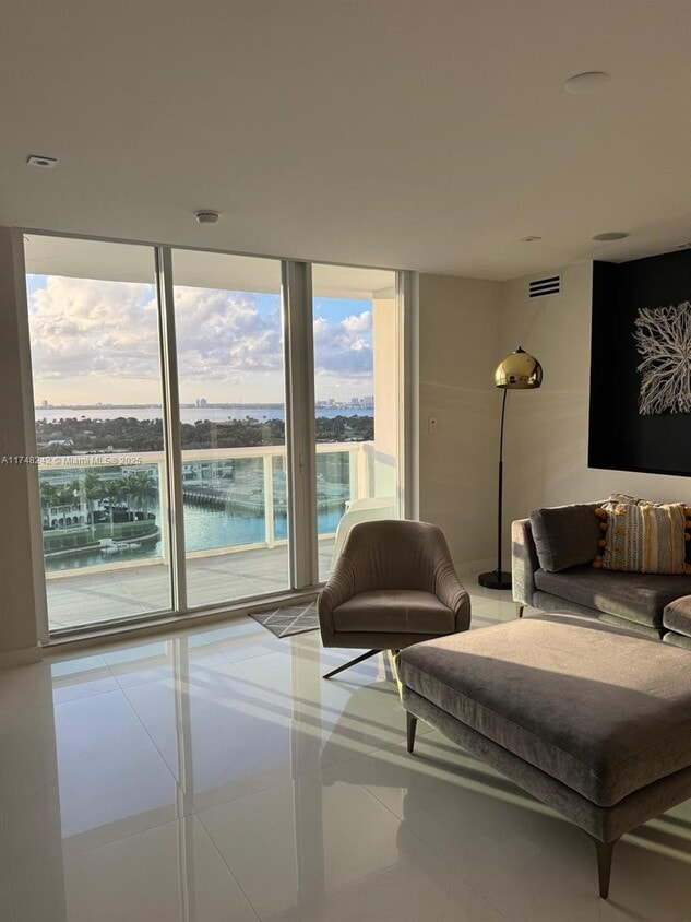 Foto principal - 5001 Collins Ave