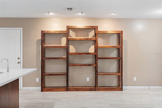 Foto del edificio - 5080 Oaklawn Ln