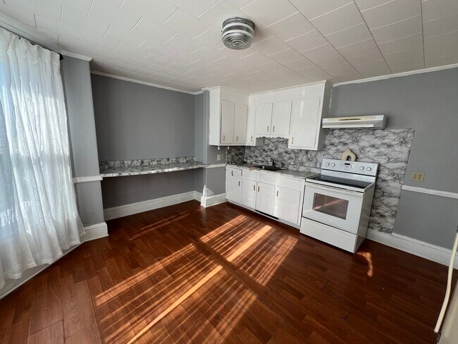 Building Photo - 34 Chestnut St