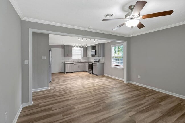 Building Photo - AVAILABLE NOW. 2 Bed 1 Bath Duplex. Locate...