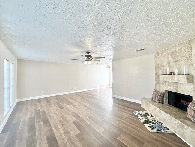 Foto del edificio - 14227 Cornelia Dr