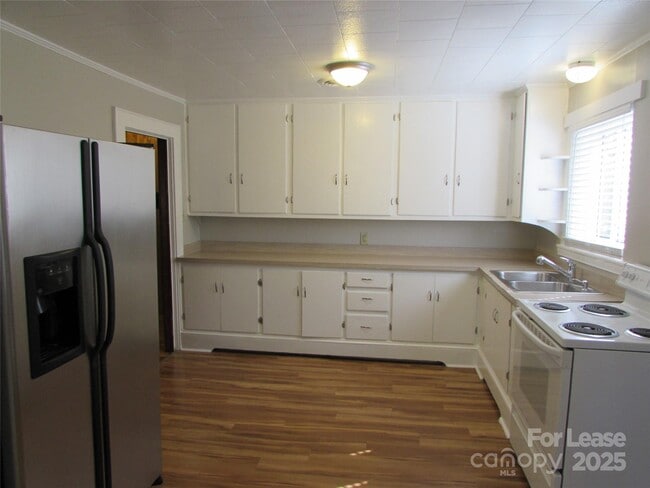 Building Photo - 338 Culp St
