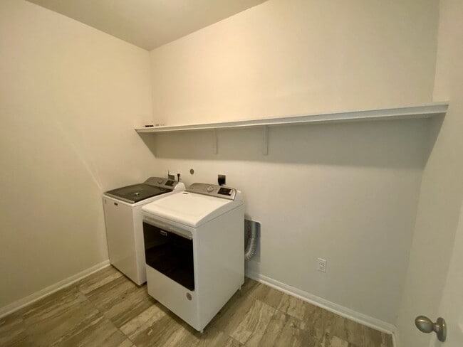 Building Photo - Spacious 4/2.5 beauty ~ Refrigerator/Washe...