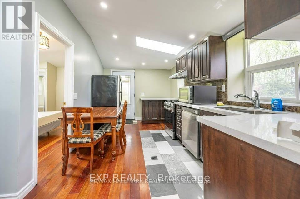 Photo du bâtiment - 692-692 Birchmount Rd