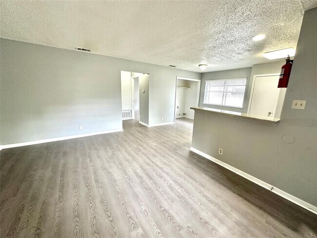 Building Photo - 9808 Roxanna Dr