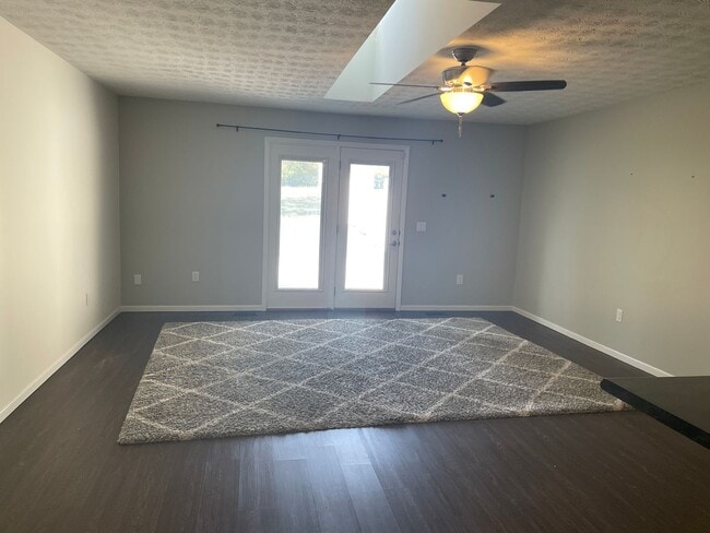 Building Photo - Beautiful, Large Duplex in a quiet Brookvi...
