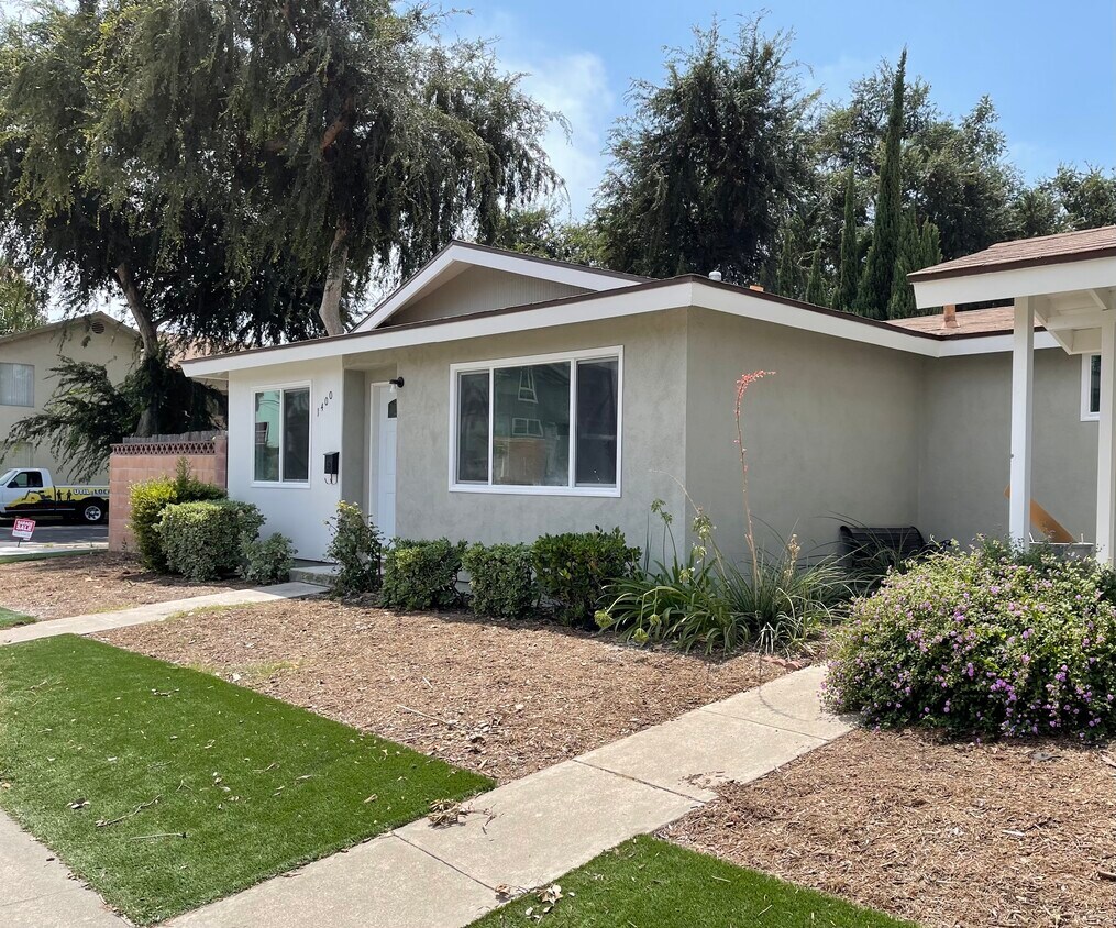 Building Photo - 1400 W Valencia Dr