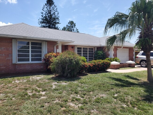 Building Photo - 154 SE Selva Ct