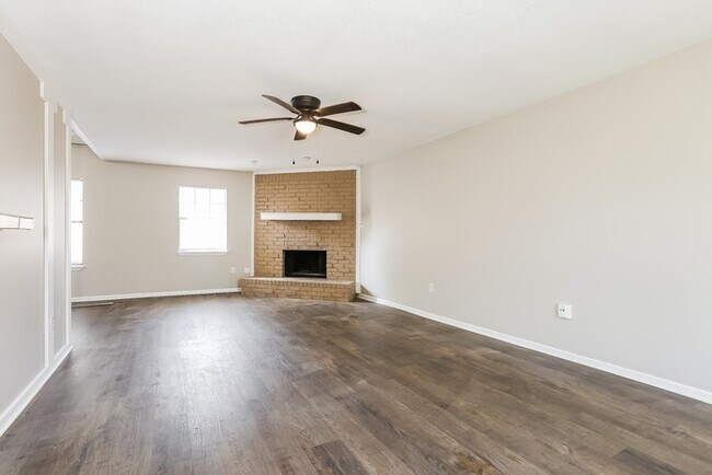 Building Photo - 4 Bedroom Beauty