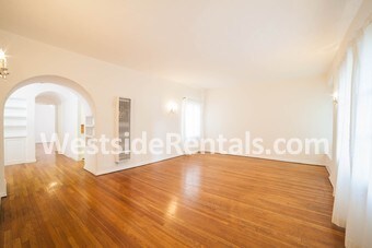 Área de sala de estar espaciosa - 9213 Alden Dr