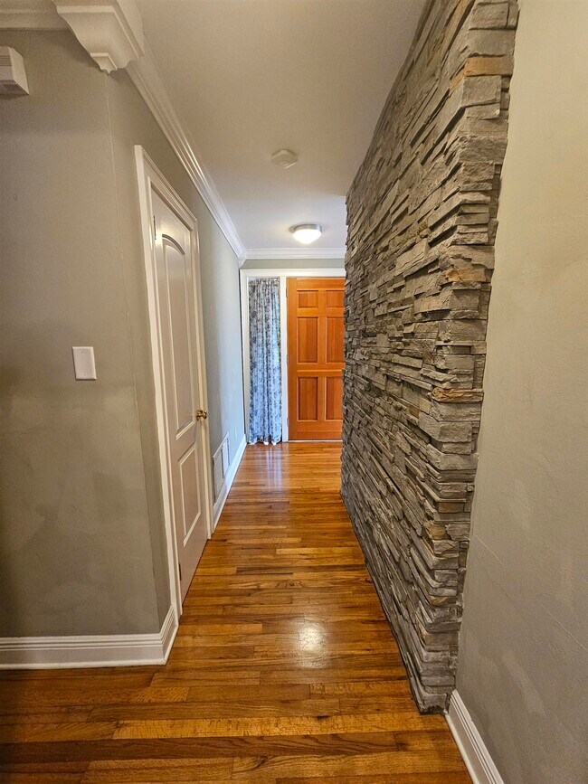 Building Photo - 850 Brookwood Dr
