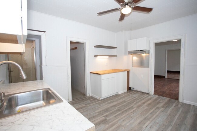 Building Photo - 124 Grote St
