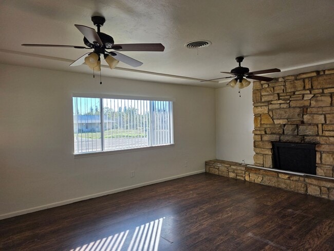 Foto del edificio - 230- 3988p -6210 &amp; 6212 Wright Ave. - AS