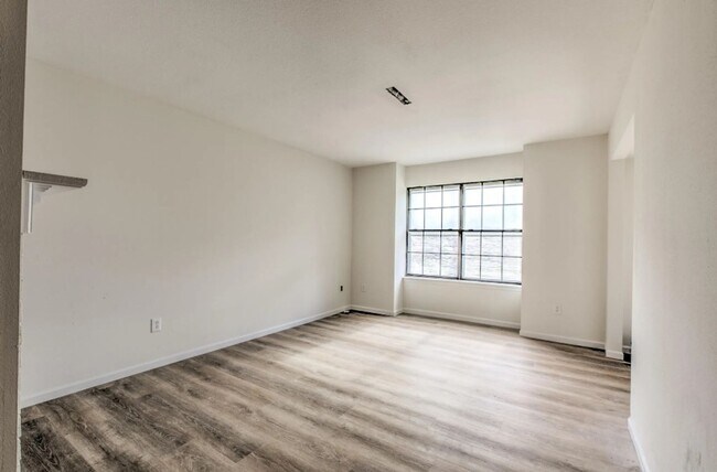 Building Photo - 3 Bed 2.5 Bath Condo