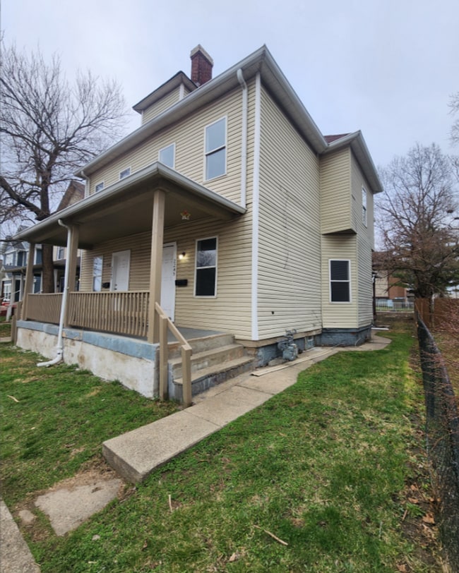 Building Photo - 2243 N Kenwood Ave