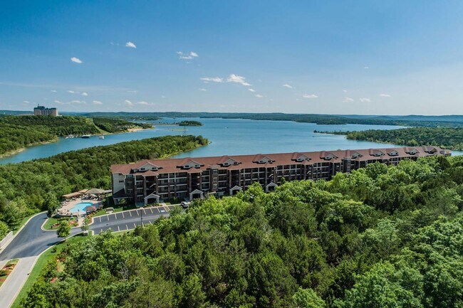 Foto del edificio - Partial Lake-view 1 Bedroom 1 Bath Walk-In Level Lakeside Apartment