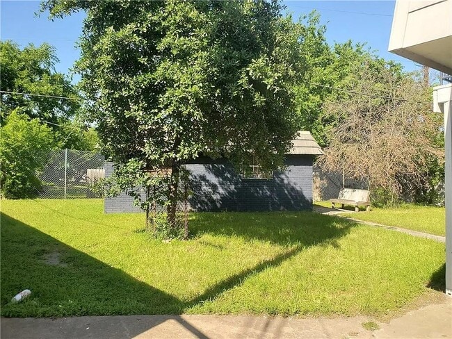 Building Photo - 302 Carmen Ct