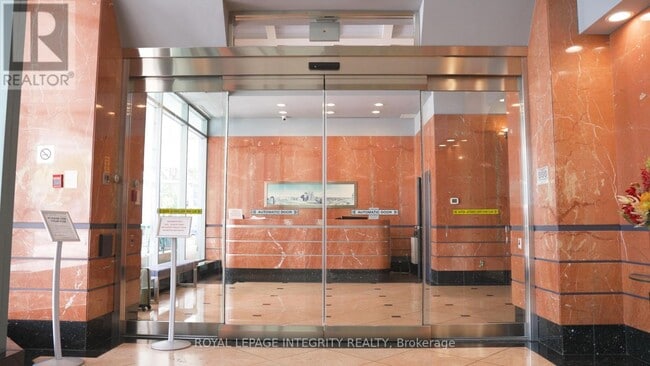 Building Photo - 10 Queens Quay W