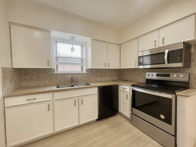 Building Photo - 7710 Romney Rd