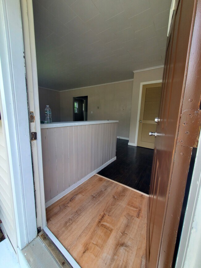 Building Photo - 118 Gamage Ave