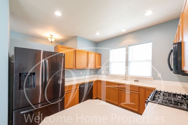 Building Photo - Beautiful 3 Bedroom Home With Fenced Backy...